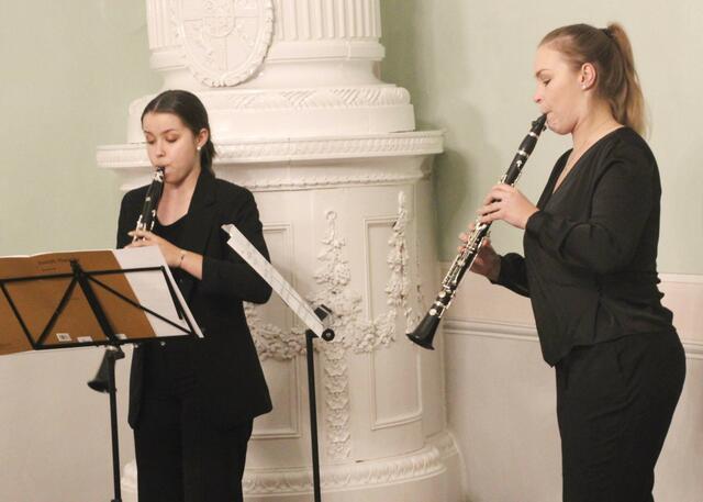 Musikalisch umrahmten Anna Lang-Milchrahm und Laura Divosch die Gedenkveranstaltung auf der Burg.