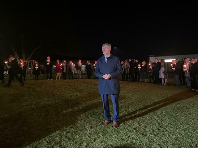 Engelbert Köppel im Kreis der fackeltragenden Gäste beim Empfang in Rosental | Foto: Almer