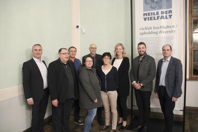 Gerhard Baumgartner (2.v.links) nahm die zahlreichen Besucher auf eine Zeitreise in den Jüdischen Alltag im Burgenland vor 1938 mit.