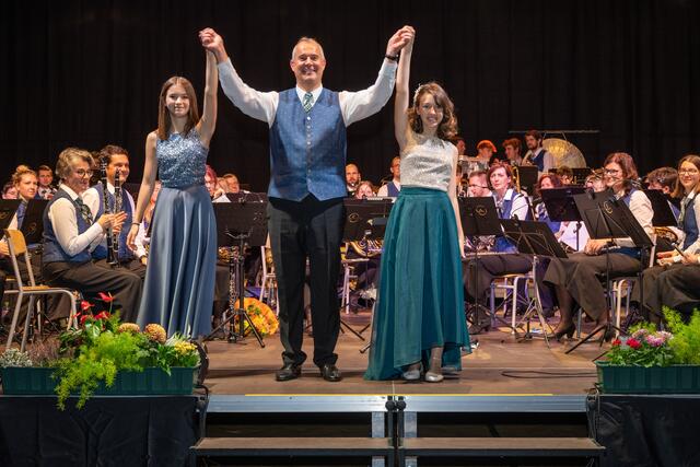 Kapellmeister Christian Sauer und Maya und Irina Filimon | Foto: Johann Ployer