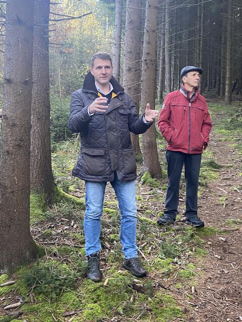 Bernd Cresnar, Geschäftsführer von Lignum Austria, moderierte die Diskussion, die an verschiedenen Stationen im Wald Halt machte. | Foto: Laura Jung
