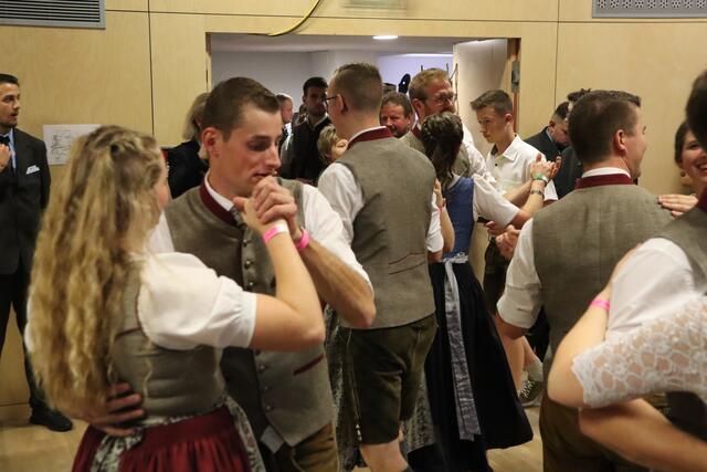 Der allgemeine Tanz ist eröffnet