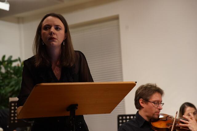 Große Stimme und einnehmende Mimik: Eva Schöler, die „Der Rabe“ singend in englischer Originalsprache rezitierte, vor dem Klanggewand des Tiroler Ensembles für Neue Musik. | Foto: Manuel Matt