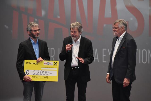 Insgesamt 22.000 Euro konnten bei der Premiere an Spendengelder für die Nepalhilfe lukriert werden.  | Foto: Michael Steger