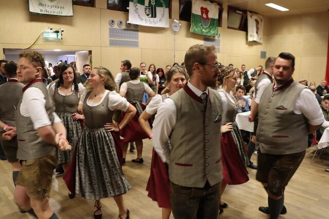 In einheitlicher Bezirkstracht