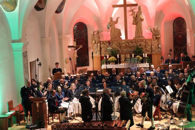 Kapellmeister Günther Öttl bedankte sich auch beim Ensemble von "echt STARK", im Bild zu sehen: Anja Krismer, Fabienne Wechner und Nicole Öttl.  | Foto: Elisabeth Zangerl 