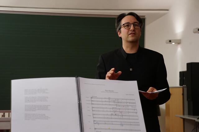 Bei der erklärenden Einführung vor Lesung und Konzert: Michael Köck, Dirigent und Obmann des Imster Konzertvereins | Foto: Manuel Matt