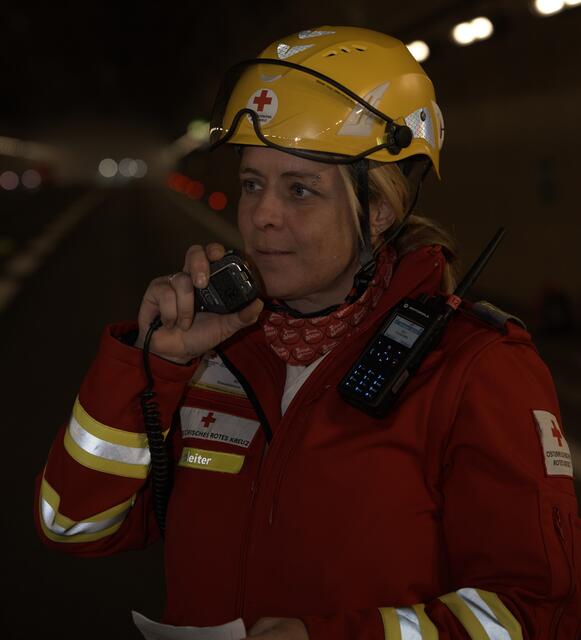 ASFINAG die Berufsfeuerwehr Innsbruck, weitere Freiwillige Feuerwehren aus Innsbruck, das Rote Kreuz, die Autobahnpolizei Schönberg sowie Mitarbeitende der MÜG Innsbruck waren beteiligt.  | Foto: zeitungsfoto.at