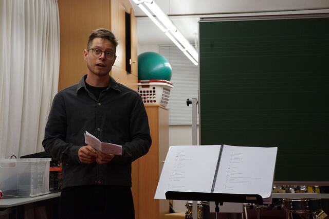 Erzählte vor seiner packenden Lesung vom Leben und Leiden des Edgar Allan Poe, der 13 Jahre alt war, als Imst lichterloh brannte: Schauspieler Jakob Egger, gebürtig aus Imst | Foto: Manuel Matt