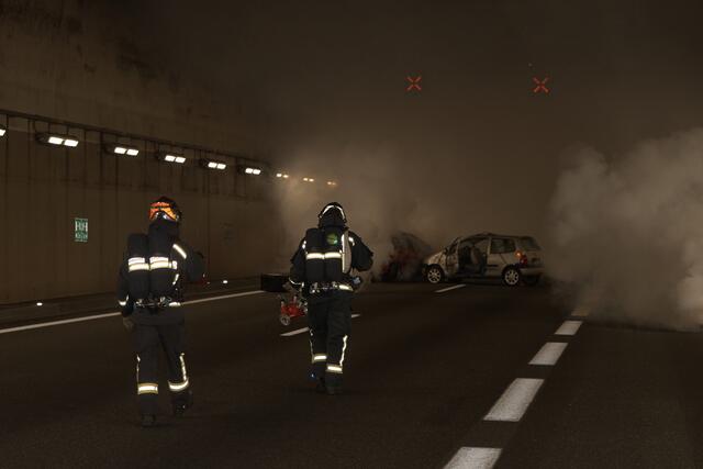 Herausforderungen für die Einsatzkräfte vor Ort. | Foto: zeitungsfoto.at