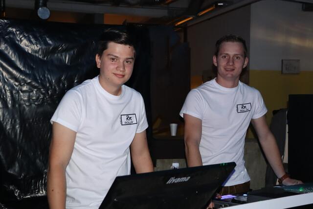 Im Keller werkten gleich zwei DJs