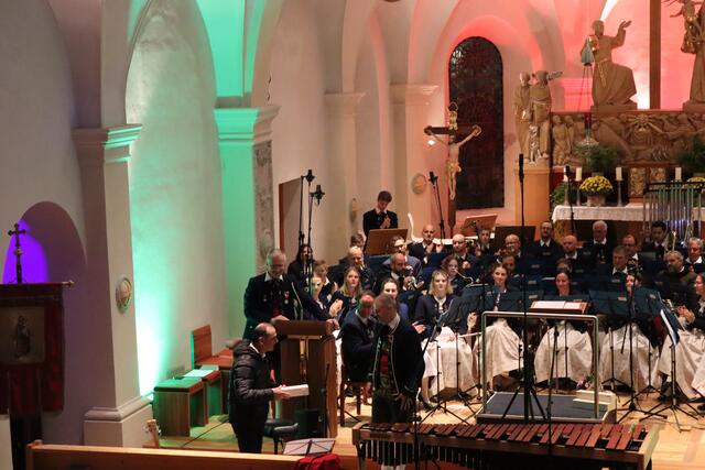 Abschließend gab es ein kleines Geschenk für die Solisten, hier im Bild: Der Schnanner Thomas Juen, der anspruchsvolle Stücke auf der Orgel zum Besten gab.  | Foto: Elisabeth Zangerl 