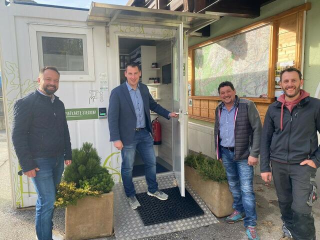 Die Wartezeit überbrückt Lebensmittel-Container "Gustl". Andreas Giner, Bgm. Lukas Peer, Vize Hugo Vötter und GV Markus Peer bei der Eröffnung am Freitag. | Foto: Gemeinde Navis