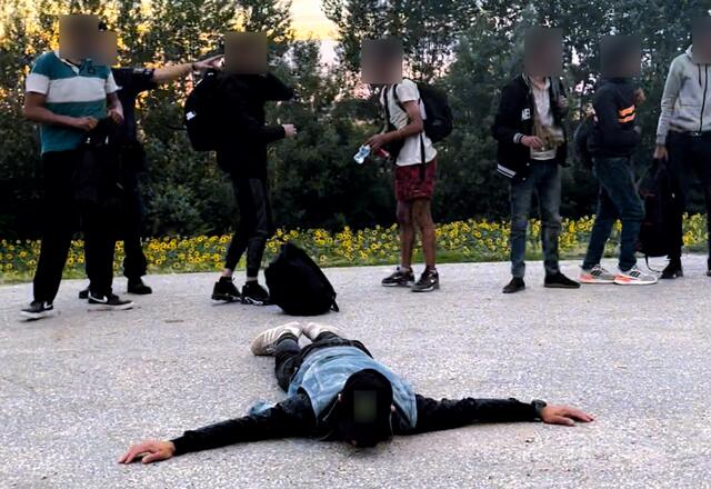 Ungarische Grenzschützer separieren Schlepper von illegalen Migranten und stecken sie ins Gefängnis. Richtung Österreich geflüchtete Schleuser haben aus "Datenschutzgründen" mehr Glück...