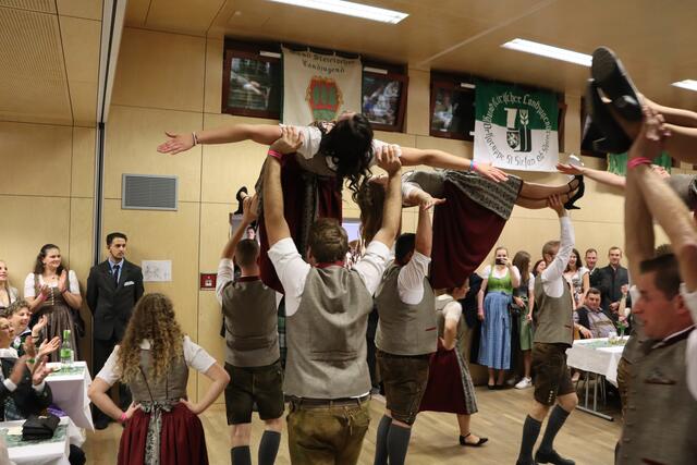Endlich: Die Mädchen werden auf Händen getragen