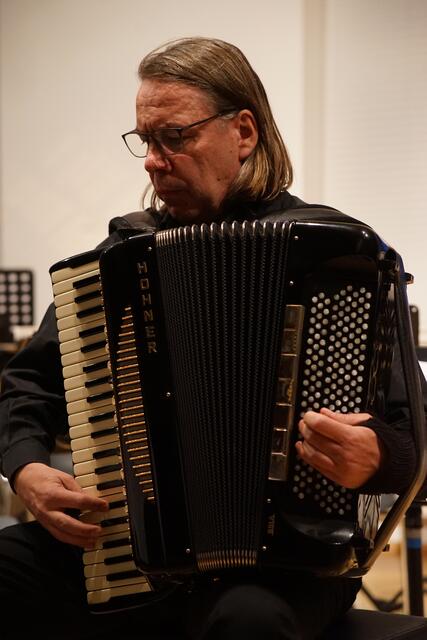 Noch vor dem gesprochenen Wort sang das Akkordeon – zu „Melodia“ von Toshio Hosokawa | Foto: Manuel Matt