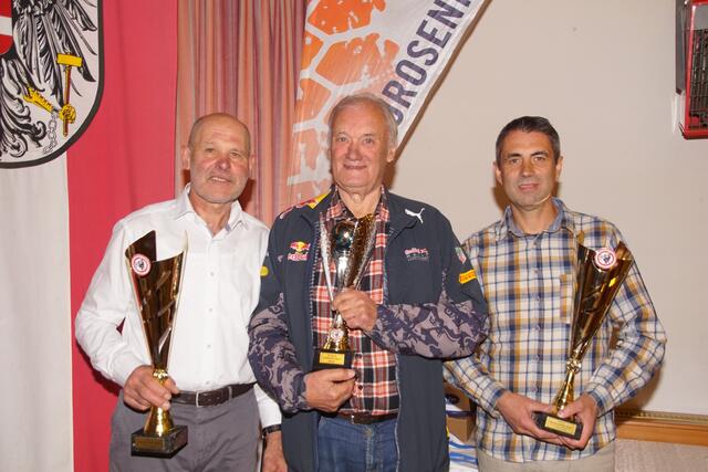 ESA-Obmann Alfred Steinwidder, der mit dem Ehrenpokal ausgezeichnete Ekkehard Schipper und Classic-Youngtimer-Sieger Bernhard Walzer.