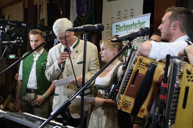 Michael Steiner und Kerstin Roth - der Ball ist eröffnet!