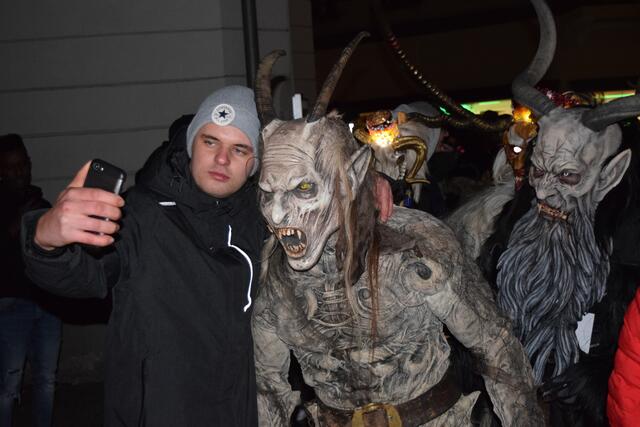 Mutige Gäste trauten sich, die Krampusse für das ein oder andere Foto abzufangen. | Foto: Duran