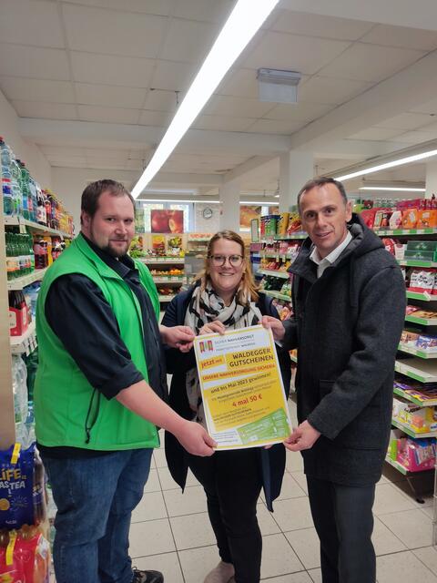 Kaufmann Stefan Marsteurer, Bürgermeisterin Katharina Trettler (Waldegg) und Wirtschaftslandesrat Jochen Danninger. | Foto: Andreas Csar