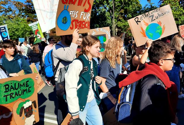 AHS Schülerinnen und Schüler bei der Klima-Demo in Wien. | Foto: AHS Korneuburg