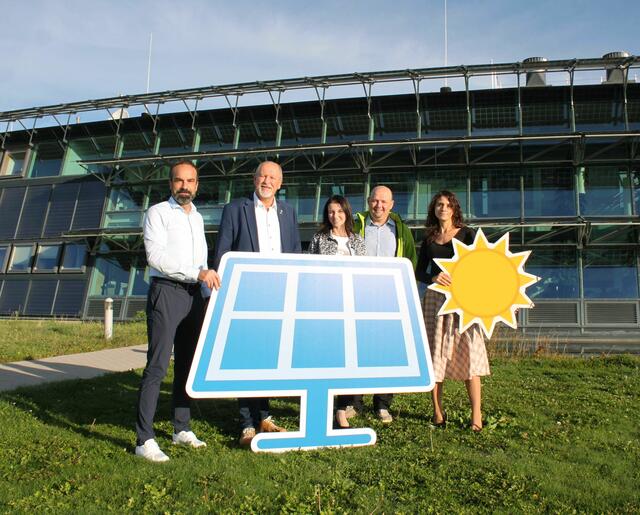Partnerschaft in Sachen Energie: Markus Winter (Vorstand Windkraft Simonsfeld AG), Bürgermeister Horst Gangl, Viktoria König (Marktgemeinde Ernstbrunn), Dieter Schreiber und Birgit Eigelsreiter (beide Windkraft Simonsfeld AG). | Foto: Vanessa Leisser/Windkraft Simonsfeld