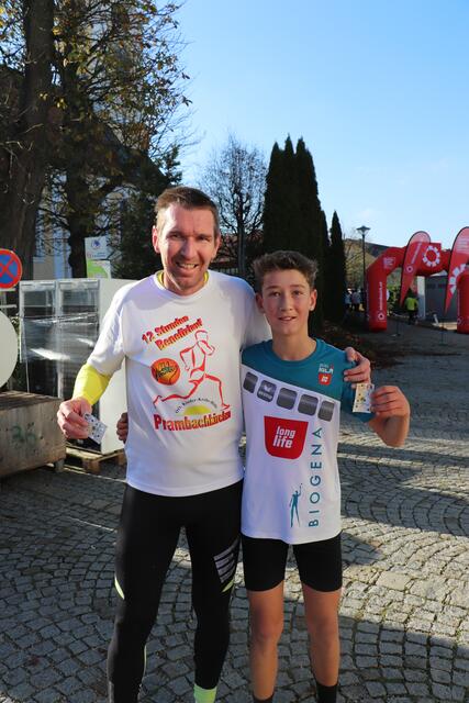 Haben als erstes die sechs Runden absolviert: Harald Mühlböck mit Sohn Linus aus Natternbach. | Foto: Ebner