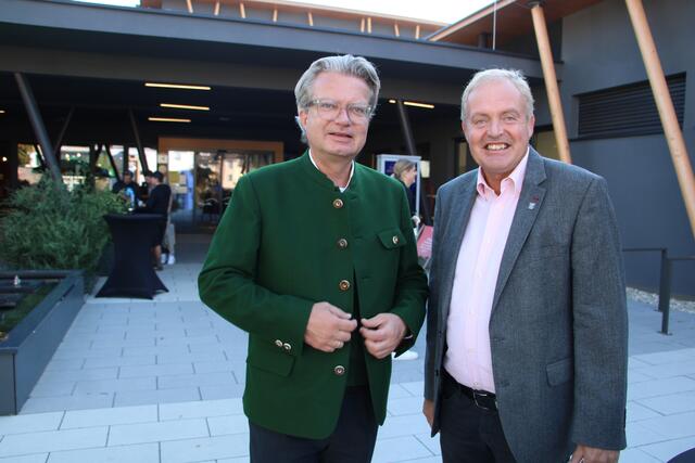 Landeshauptmann Christopher Drexler (l.) besucht derzeit einige Bürgermeister im Bezirk Weiz, wie auch Bernhard Ederer aus Naas. | Foto: RegionalMedien Steiermark / Hofmüller
