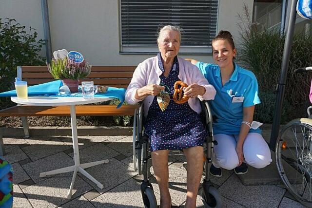 Bewohnerin Erika Adlaßnig und Mitarbeiterin Melani Korosec genossen das Fest in vollen Zügen. 
 | Foto: SeneCura