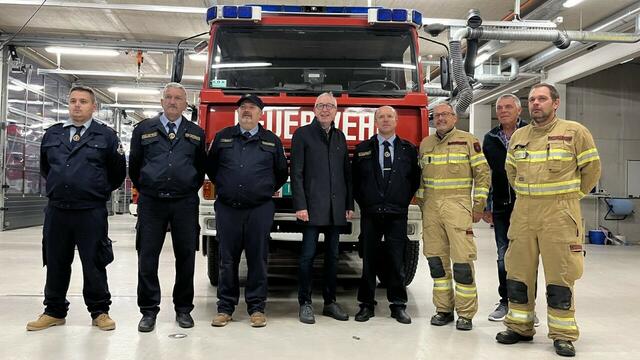 Fahrzeugübergabe in Landeck: Kdt. Christian Mayer, Peter Logar, Kdt. Stv. Thomas Schönherr, und Bgm. Herbert Mayer mit den kroatischen Vertretern (v.re). | Foto: Feuerwehr Landeck
