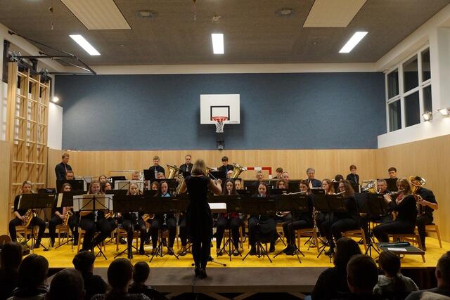 Der Musikverein Kematen im renovierten Turnsaal der VS Kematen am Innbach | Foto: Musikverein Kematen