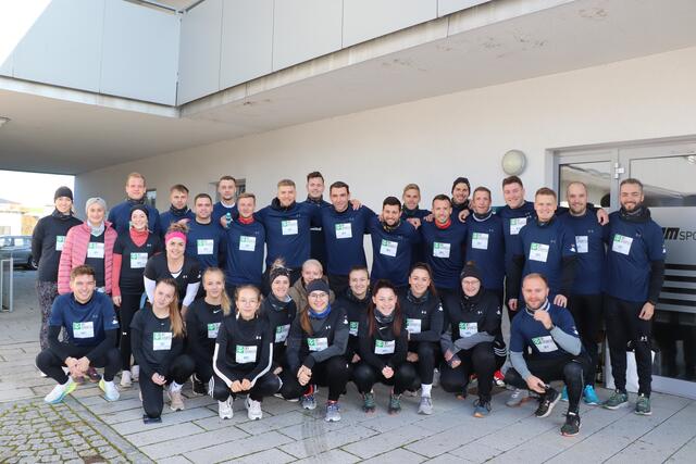 Die Herren- und Damenfußballmannschaft aus Dorf an der Pram. | Foto: Ebner