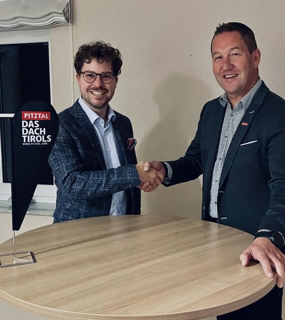 Der neue Geschäftsführer des Tourismusverbands Pitztal, Philipp Stöfelz (l.) – begrüßt per Handschlag von TVB-Obmann Rainer Schultes | Foto: TVB Pitztal