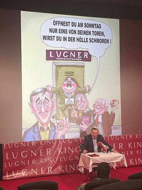 Richard Lugner bat um mediale Unterstützung zum Thema Sonntagsöffnungszeiten im Advent und lud zur Pressekonferenz in sein Kino ein.  | Foto: Patricia Hillinger