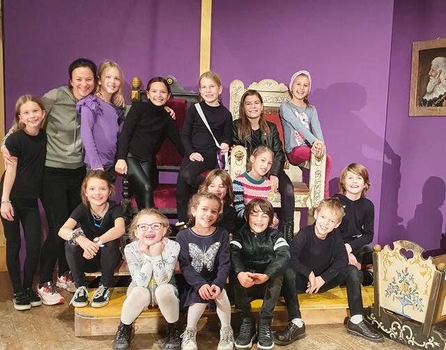 Alle 14 KinderdarstellerInnen mit Regisseurin Magdalena Pfurtscheller. Das neue Märchen ist auch für Erwachsene absolut sehenswert! | Foto: B. Pfurtscheller/Stubaier Bauerntheater