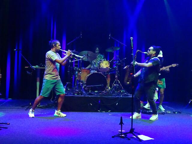 Die Bandmitglieder sind echte Multitalente – einige von ihnen spielen mehrere Instrumente, drei von ihnen singen dazu auch noch unfassbar gut. | Foto: Sarah Braun