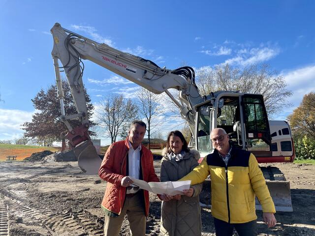 Auf der Baustelle: Bürgermeister Anton Froschauer, Stadtamtsleiterin Ulrike Edtbauer und Norbert Hausleithner von der Bauabteilung der Gemeinde.          