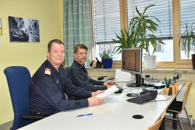 Bezirkspolizeikommandant Oberstleutnant Oliver Wilhelm und Chefinspektor Günther Skrianz sichten Chatprotokolle. | Foto: Preineder