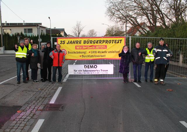 Martin Seimen (2. v. l.) und ein teil seiner betroffenen Nachbarn in der Mitterfeldstraße setzen auf „25 Jahre Bürgerprotest“ für ein lebenswertes Traun. | Foto: BRS
