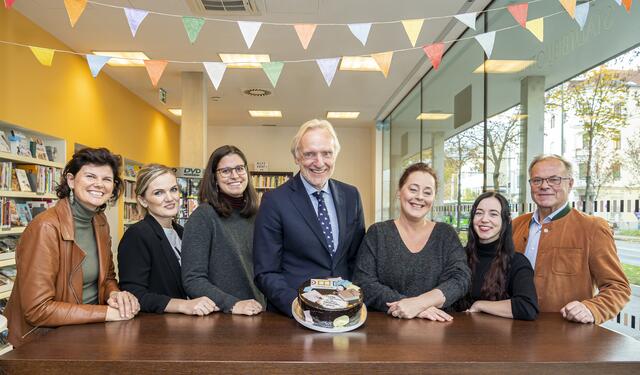 Glückwünsche und Kuchen gab es zum 15-jährigen Jubiläum der Stadtbibliothek Eggenberg. Stadtrat Günther Riegerl (Mitte) gratulierte dem Team persönlich.  | Foto: Stadtbibliothek Graz/Fischer