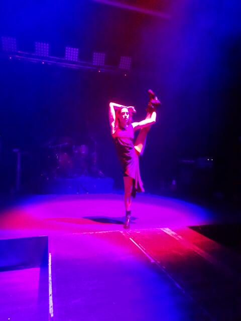 Diese Akrobatin sorgte für Schnappatmung bei den Anwesenden – sie verbog sich, als hätte sie keine Knochen. | Foto: Sarah Braun