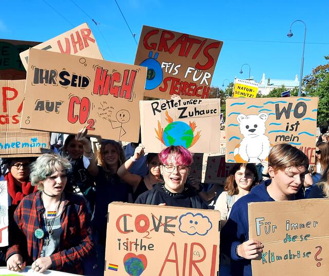 AHS Schülerinnen und Schüler bei der Klima-Demo in Wien. | Foto: AHS Korneuburg