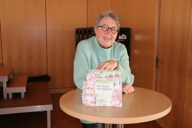 Sieglinde Baumgartner aus Dorf/Pram spendet für jedes verkaufte Buch jeweils einen Euro. | Foto: Ebner