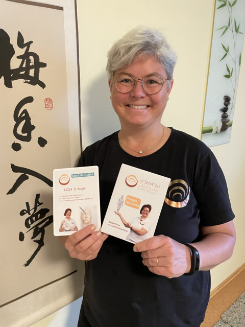 Andrea Baumgartner mit den beiden Anwendungskarten. | Foto: privat