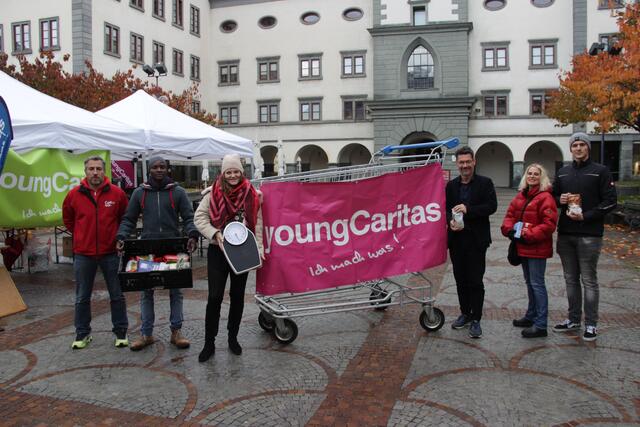 youngCaritas Aktivisten mit Caritas Direktor Ernst Sandriesser. | Foto: youngCaritas