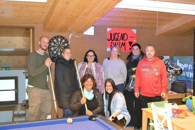 Hinten v.l.n.r.: Jugendbetreuer Christoph Steinbauer, GV Elisabeth Hollaus, GV Gertraud Neumair, GR Martina Dankl, GV Adelheid Schromm, GR Andreas Steger
Vorne v.l.n.r.: GR Angela Loipold, Jungendbetreuerin Daniela Leimgruber | Foto: Gemeinde Maishofen