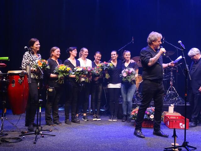 Den Damen des Hauses wurde jeweils ein Blumenstrauß als symbolisches Dankeschön überreicht. | Foto: Sarah Braun