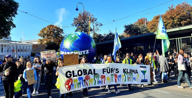 AHS Schülerinnen und Schüler bei der Klima-Demo in Wien. | Foto: AHS Korneuburg