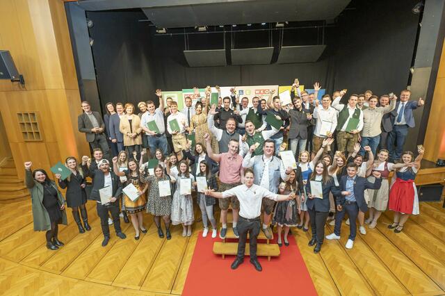 Die „Stars of Styria“ aus dem Bezirk Hartberg-Fürstenfeld im Kreis der Ehrengäste, an der Spitze LAbg. Lukas Schnitzer und WKO-Vize Andreas Herz. | Foto: Foto Fischer