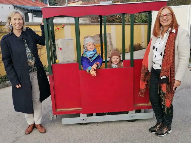 Begeisterung über Weihnachtstram – Präsidentin Ingrid Galli (rechts) undVizepräsidentin Ingrid Bachler mit Oliver und Tobias. | Foto: Privat